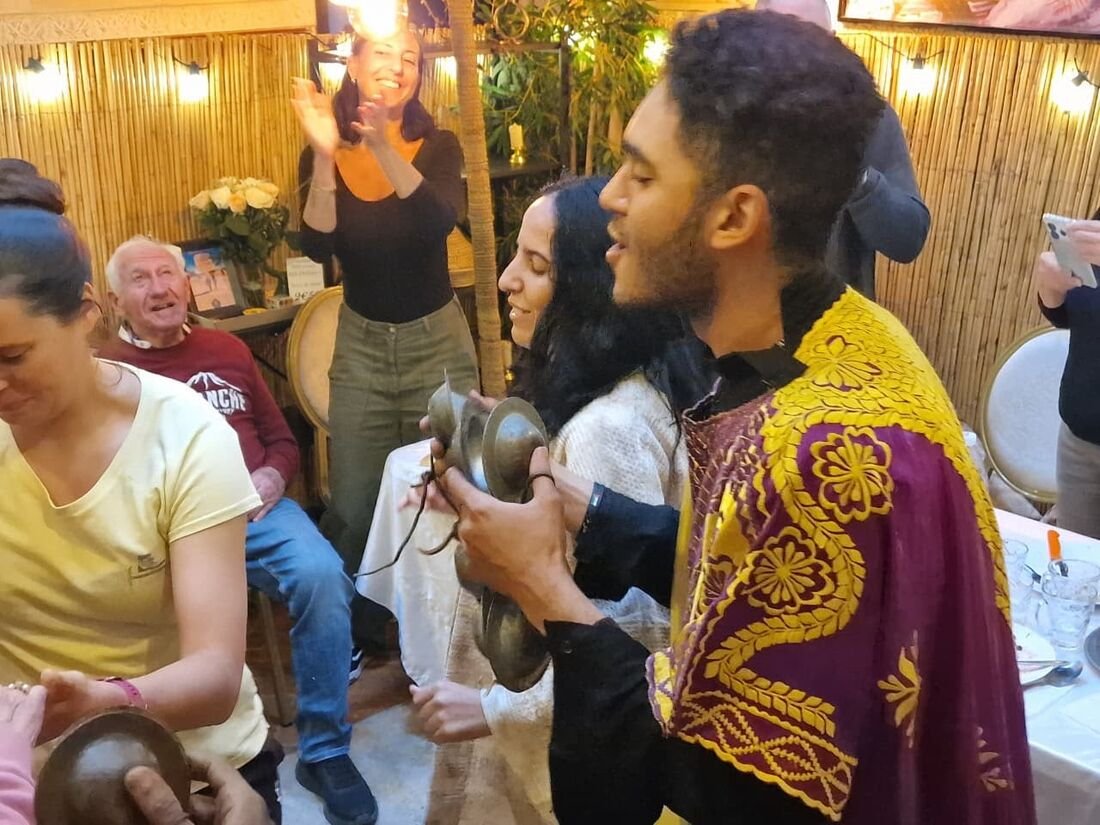 Musicien Gnawa jouant des qraqeb pendant un accueil