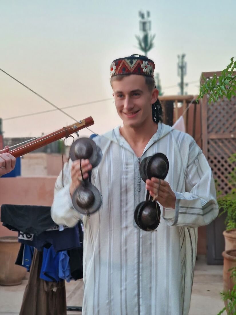 Portrait d'un musicien Gnawa avec ses qraqeb