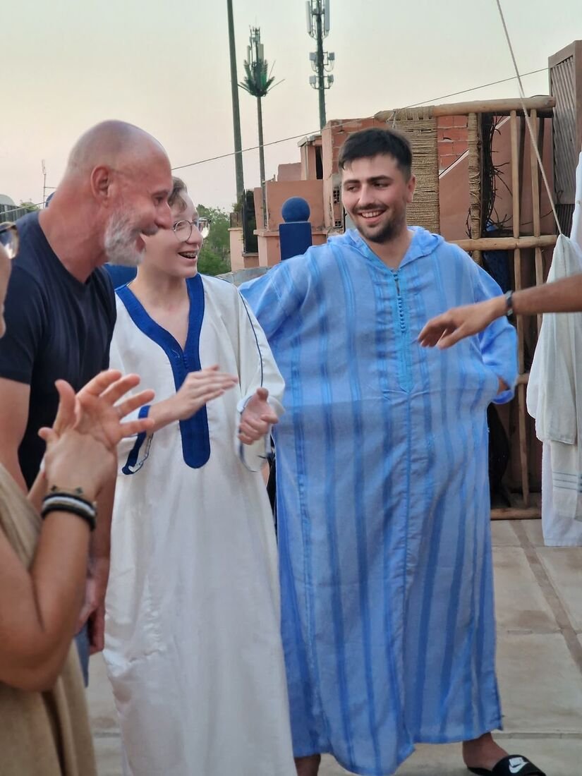 Moment convivial pendant l'accueil Gnawa
