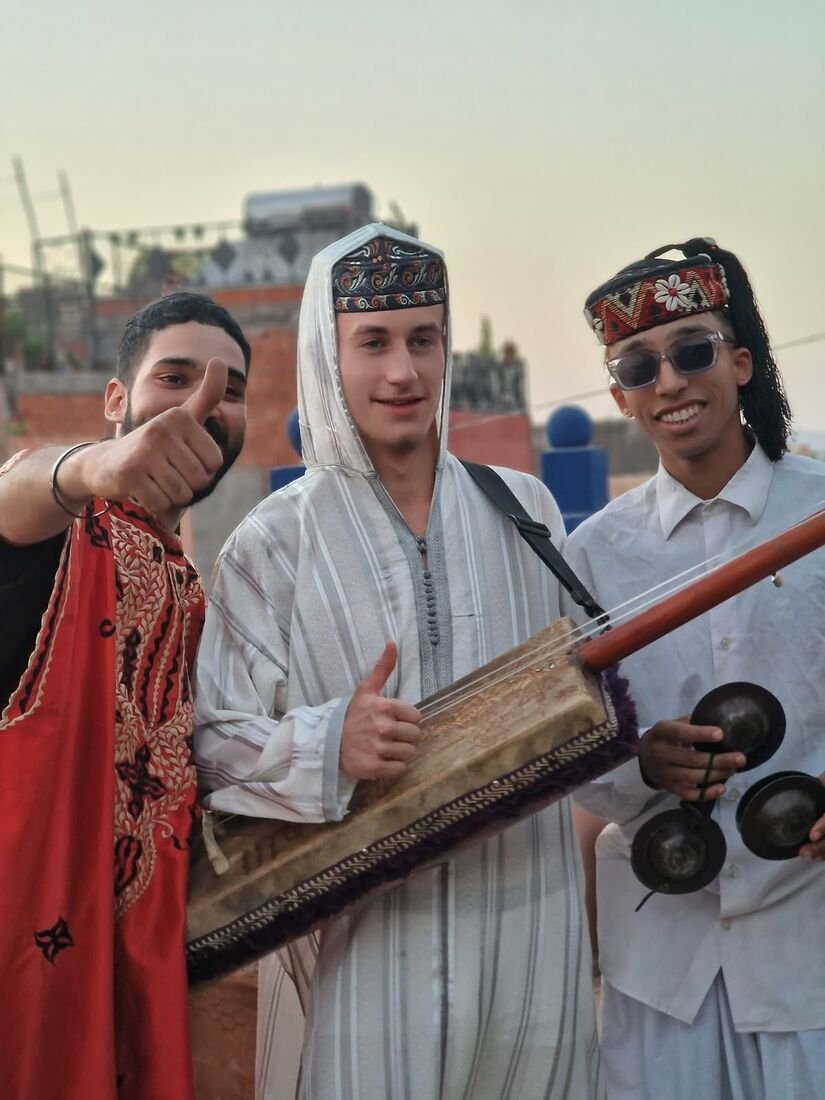 Trio de musiciens Gnawa avec guembri et qraqeb
